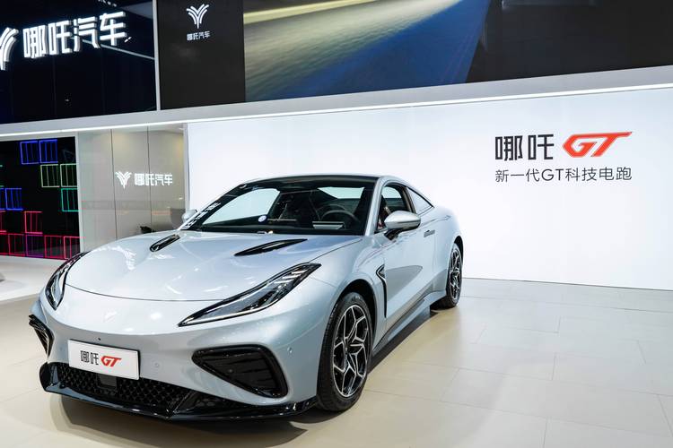 佛山124哪吒汽车在智能汽车领域的表现，领途汽车在新能源汽车市场中的影响力